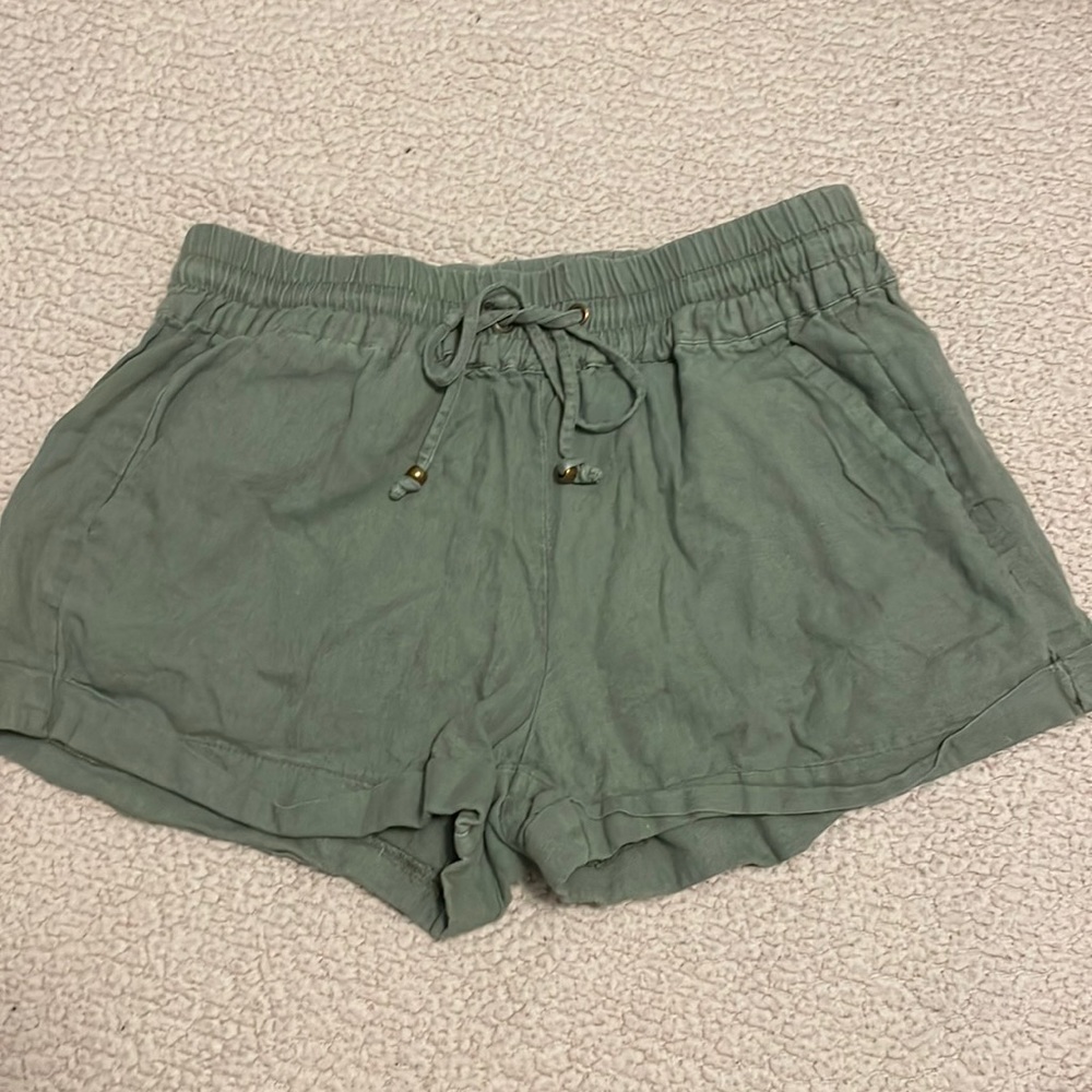 Super cute olive  green shorts !! Worn once! flowy shorts from jeans warehouse